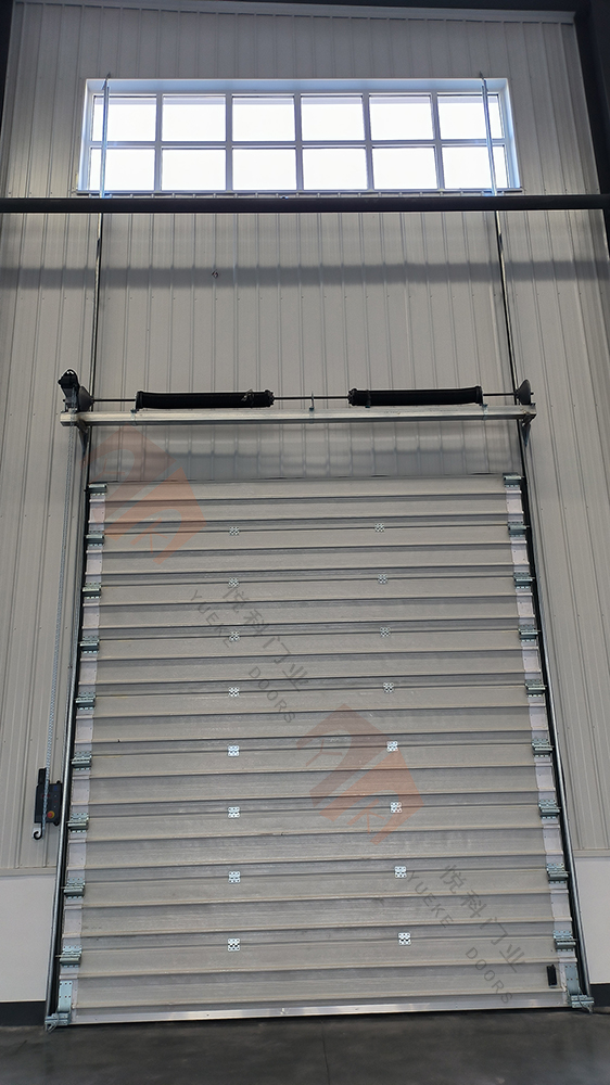 與工業提升門和卷（juàn）簾門相比，工業（yè）提升門和卷簾門